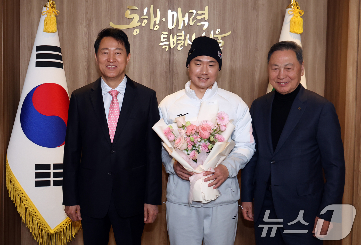 (서울=뉴스1) 김명섭 기자 = 오세훈 서울시장이 19일 서울 중구 시청에서 밀라노 코르티니담페초 동계올림픽 서울시청 소속 출전 선수단 오찬 간담회에서 강태선 서울시체육회장, 이제 …
