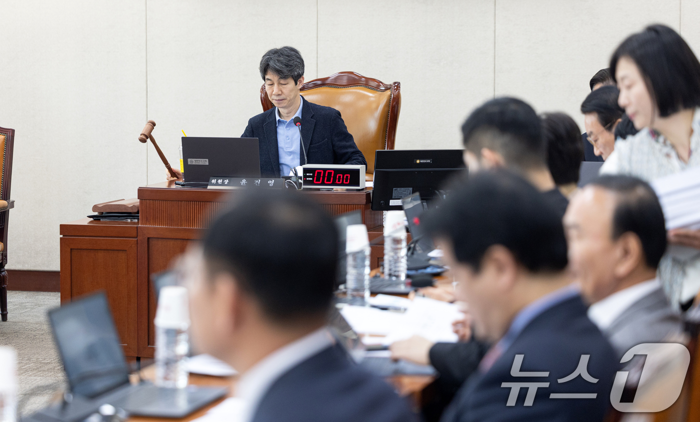 (서울=뉴스1) 이승배 기자 = 19일 서울 여의도 국회에서 열린 정치개혁특별위원회 공직선거법 및 지방선거구제개편 심사소위원회에서 윤건영 소위원장이 의사 진행을 하고 있다. 202 …