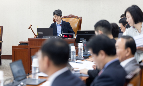 정개특위 소위 주재하는 윤건영 소위원장