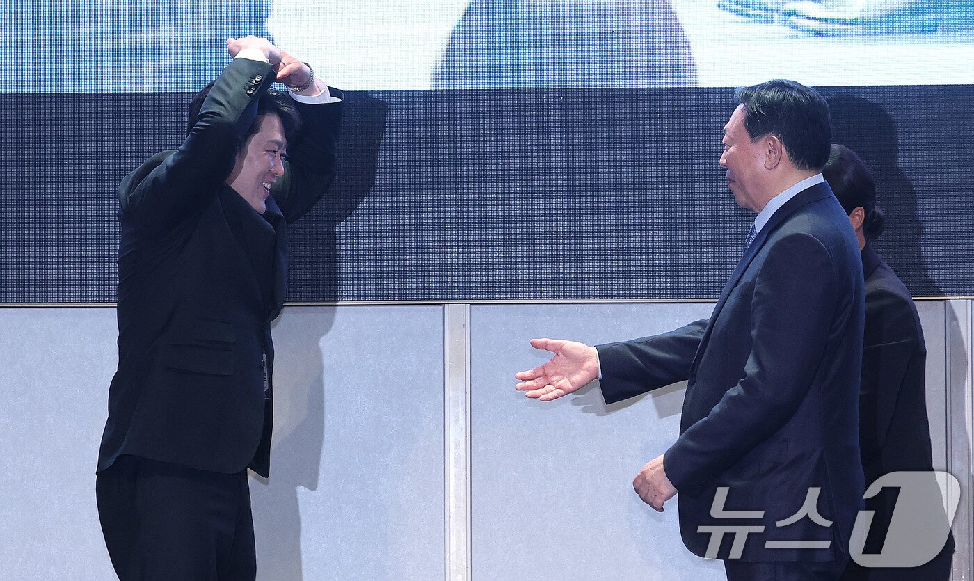 본문 이미지 - 19일 서울 송파구 시그니엘 서울에서 열린 스키·스노보드 국가대표 격려행사에서 스노보드 남자 평행대회전 은메달을 획득한 김상겸이 특별 포상금을 전달한 신동빈 롯데그룹 회장에게 손하트를 전하고 있다. 2026.3.19 ⓒ 뉴스1 박지혜 기자