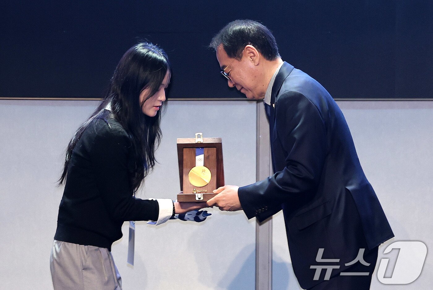 본문 이미지 - 최홍훈 대한스키스노보드협회장이 19일 서울 송파구 시그니엘 서울에서 열린 스키·스노보드 국가대표 격려행사에서 최가온에게 포상금 및 선물을 전달하고 있다. 2026.3.19 ⓒ 뉴스1 박지혜 기자