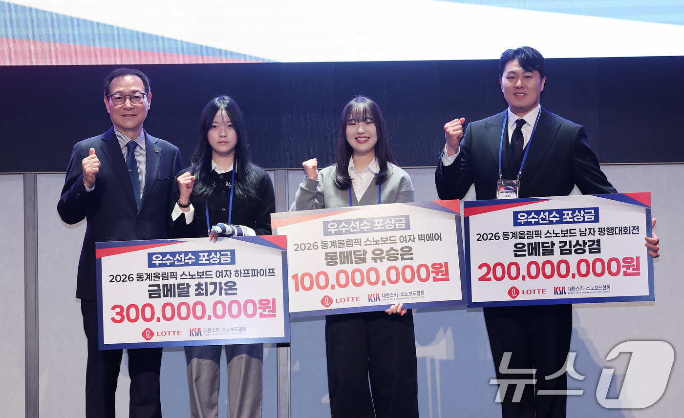 (서울=뉴스1) 박지혜 기자 = 최홍훈 대한스키스노보드협회장이 19일 서울 송파구 시그니엘 서울에서 열린 스키·스노보드 국가대표 격려행사에서 한국 설상 종목 최초로 금메달을 목에 …