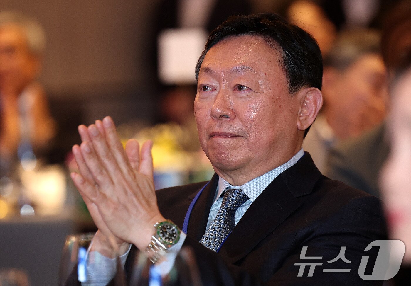 본문 이미지 - 신동빈 롯데그룹 회장이 19일 서울 송파구 시그니엘 서울에서 열린 스키·스노보드 국가대표 격려행사에서 특별 영상을 지켜보던 중 벅차오르는 감동에 눈시울을 붉히고 있다. 2026.3.19 ⓒ 뉴스1 박지혜 기자