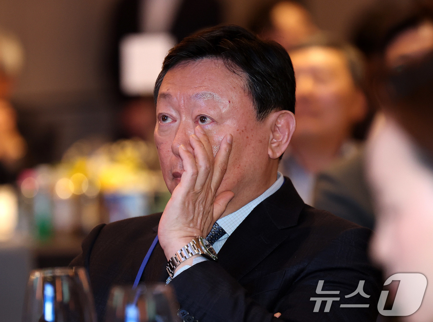 (서울=뉴스1) 박지혜 기자 = 신동빈 롯데그룹 회장이 19일 서울 송파구 시그니엘 서울에서 열린 스키·스노보드 국가대표 격려행사에서 특별 영상을 지켜보던 중 벅차오르는 감동에 눈 …