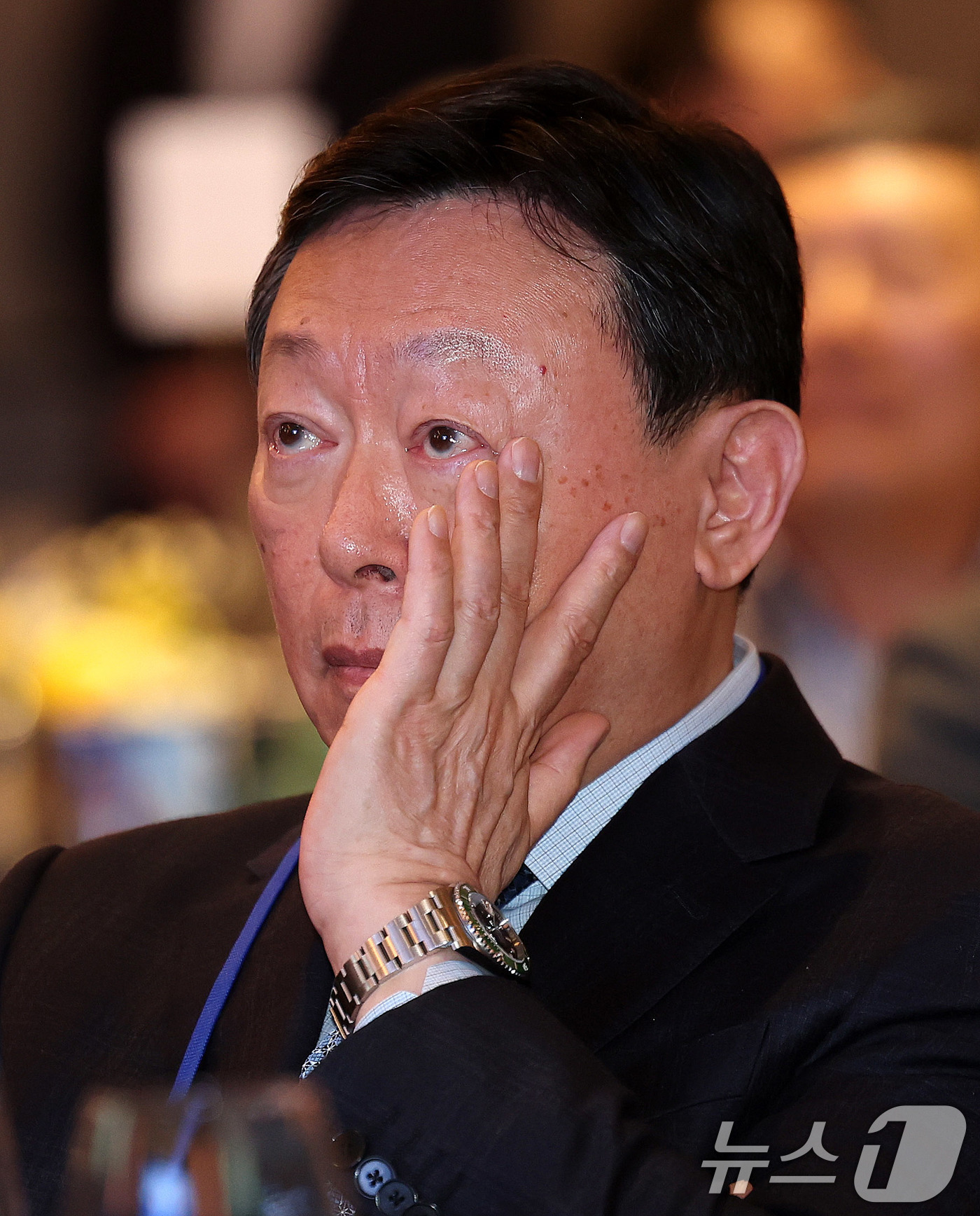 (서울=뉴스1) 박지혜 기자 = 신동빈 롯데그룹 회장이 19일 서울 송파구 시그니엘 서울에서 열린 스키·스노보드 국가대표 격려행사에서 특별 영상을 지켜보던 중 벅차오르는 감동에 눈 …