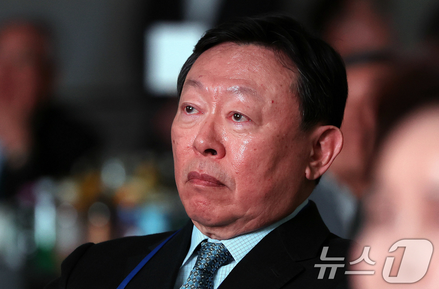 (서울=뉴스1) 박지혜 기자 = 신동빈 롯데그룹 회장이 19일 서울 송파구 시그니엘 서울에서 열린 스키·스노보드 국가대표 격려행사에서 특별 영상을 지켜보던 중 벅차오르는 감동에 눈 …