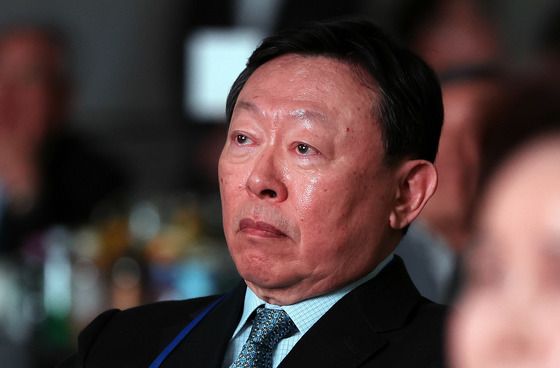 선수단의 여정 돌아보며 눈시울 붉힌 신동빈 회장