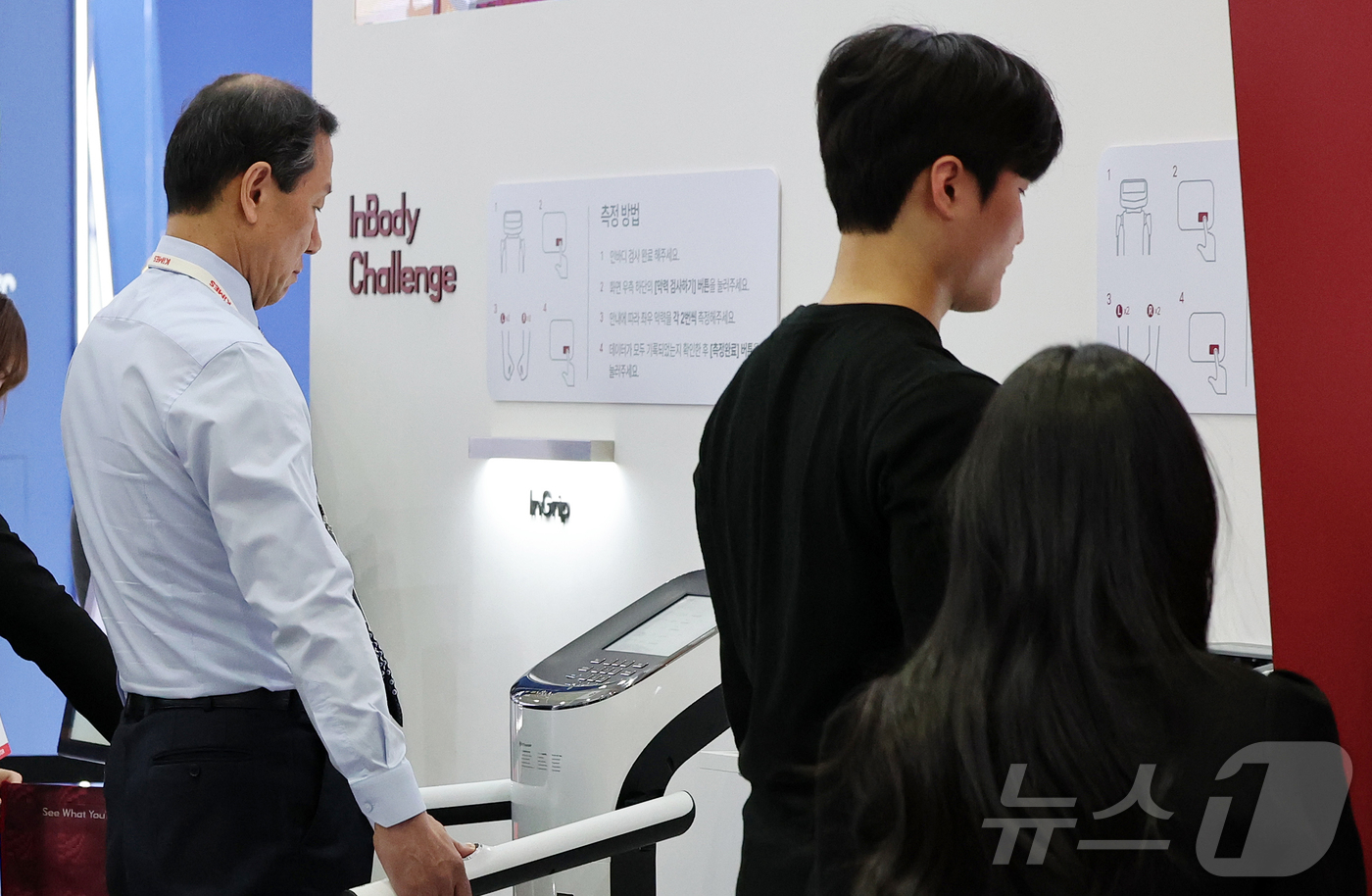 (서울=뉴스1) 김진환 기자 = 19일 서울 강남구 코엑스에서 열린 제41회 국제의료기기·병원설비 전시회(KIMES 2026)를 찾은 관람객들이 의료기기 체험을 하고 있다.KIME …