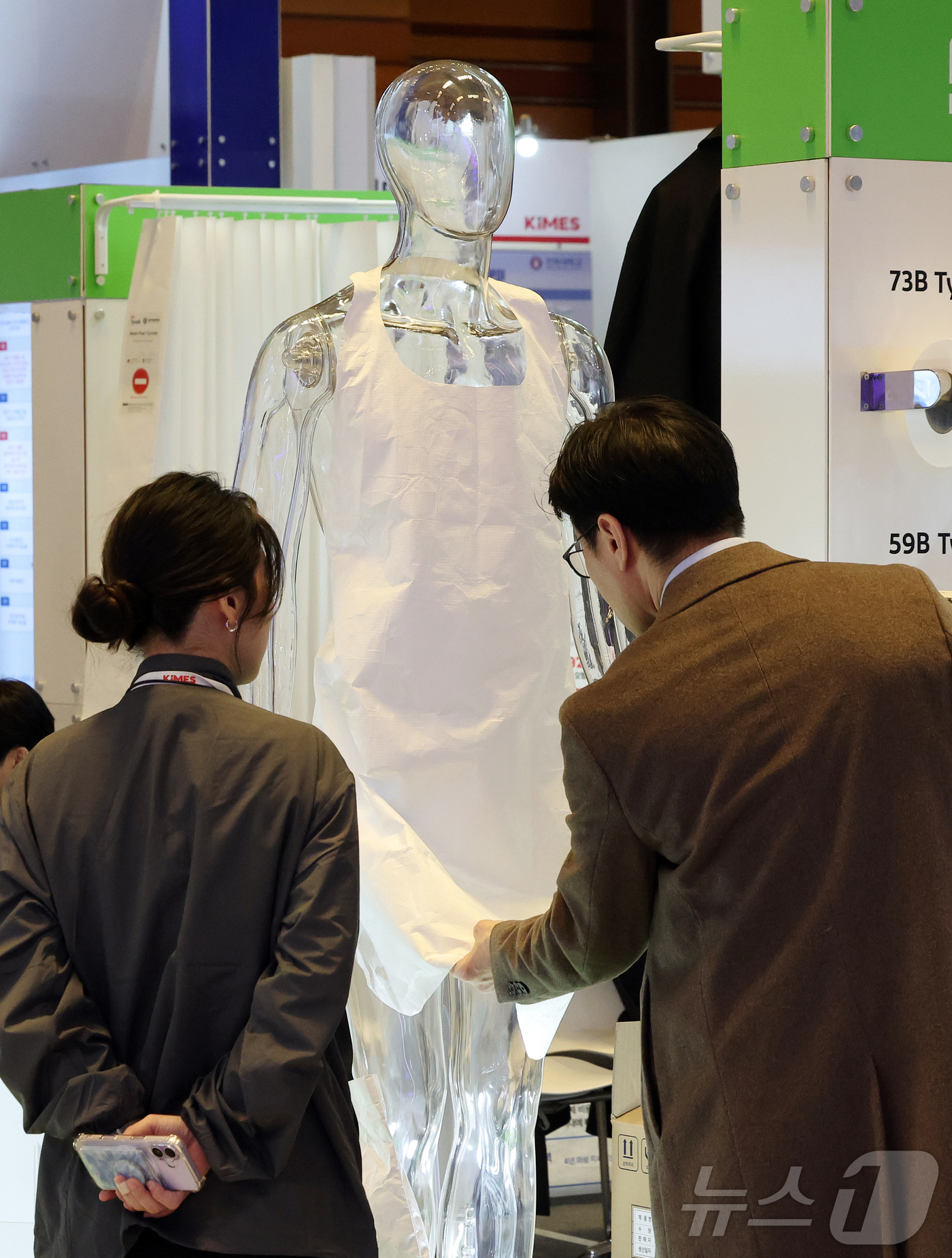 (서울=뉴스1) 김진환 기자 = 19일 서울 강남구 코엑스에서 열린 제41회 국제의료기기·병원설비 전시회(KIMES 2026)를 찾은 관람객들이 의료기기 체험을 하고 있다.KIME …
