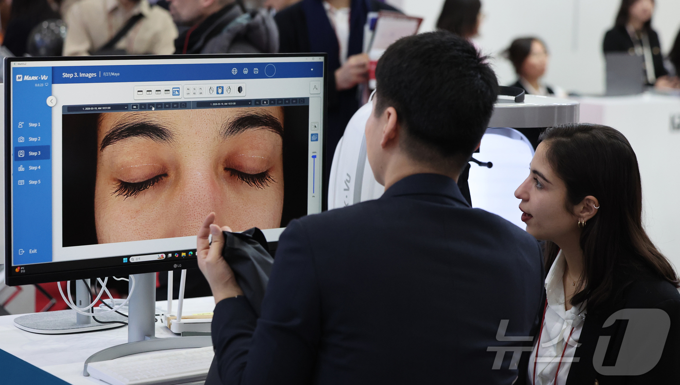 (서울=뉴스1) 김진환 기자 = 19일 서울 강남구 코엑스에서 열린 제41회 국제의료기기·병원설비 전시회(KIMES 2026)를 찾은 외국인 관람객이 3D 안면 피부진단기 체험을 …