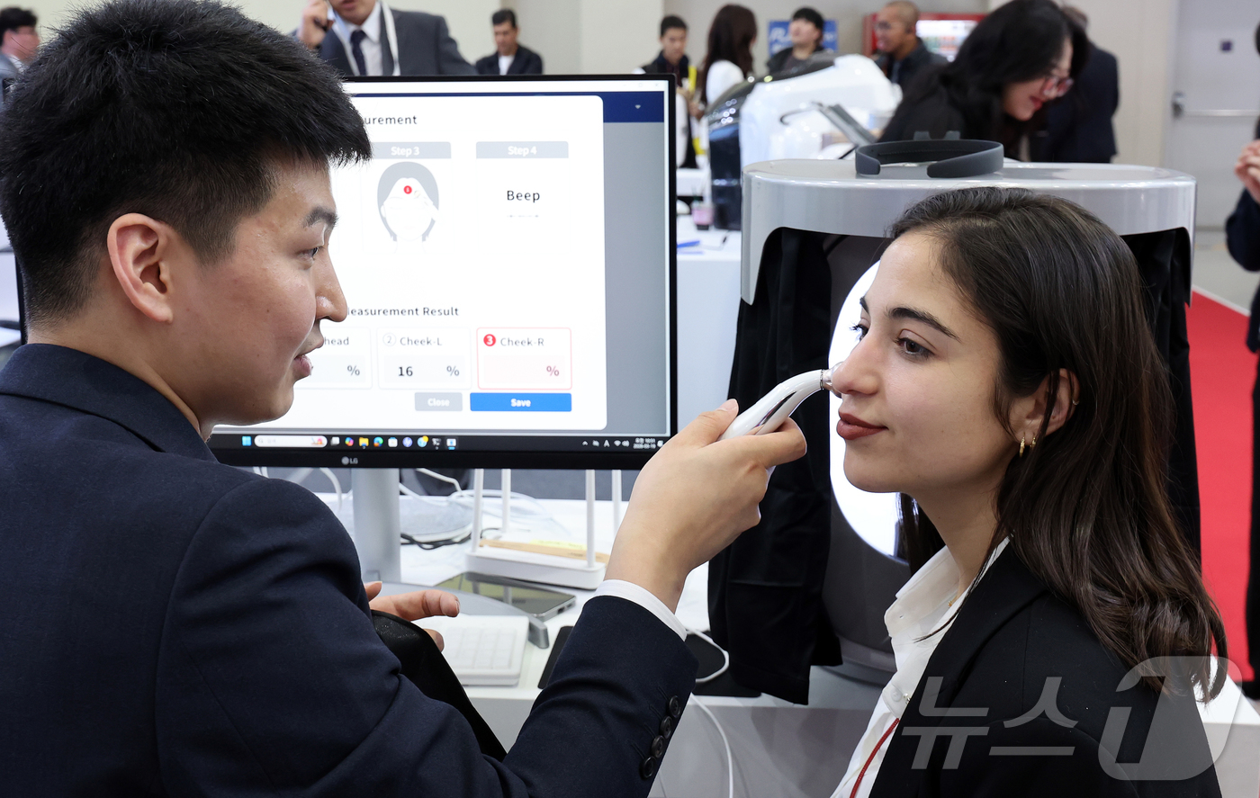 (서울=뉴스1) 김진환 기자 = 19일 서울 강남구 코엑스에서 열린 제41회 국제의료기기·병원설비 전시회(KIMES 2026)를 찾은 외국인 관람객이 의료기기 체험을 하고 있다.K …
