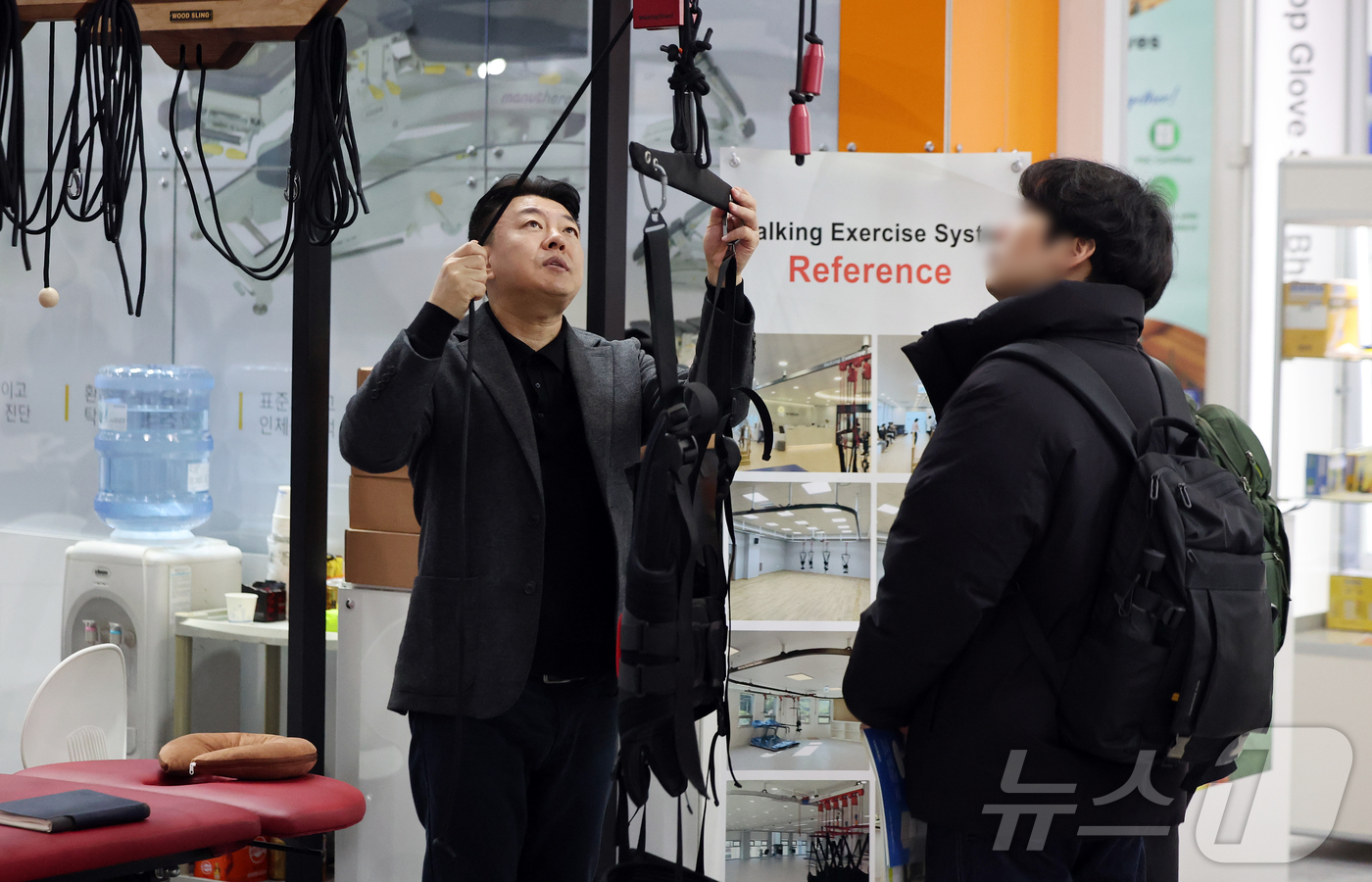 (서울=뉴스1) 김진환 기자 = 19일 서울 강남구 코엑스에서 열린 제41회 국제의료기기·병원설비 전시회(KIMES 2026)를 찾은 관람객들이 의료기기 체험을 하고 있다.KIME …