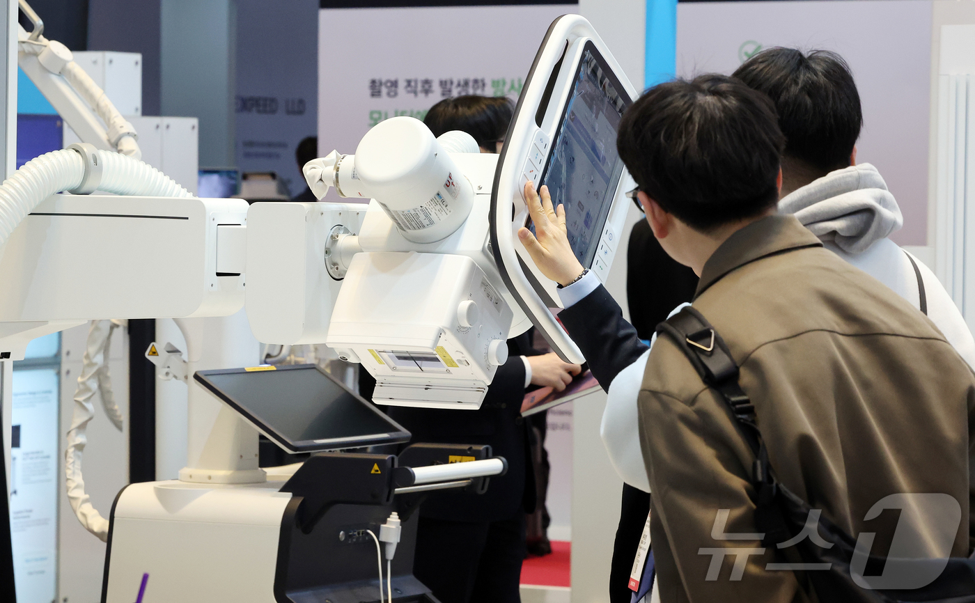 (서울=뉴스1) 김진환 기자 = 19일 서울 강남구 코엑스에서 열린 제41회 국제의료기기·병원설비 전시회(KIMES 2026)를 찾은 관람객들이 의료기기 체험을 하고 있다.KIME …