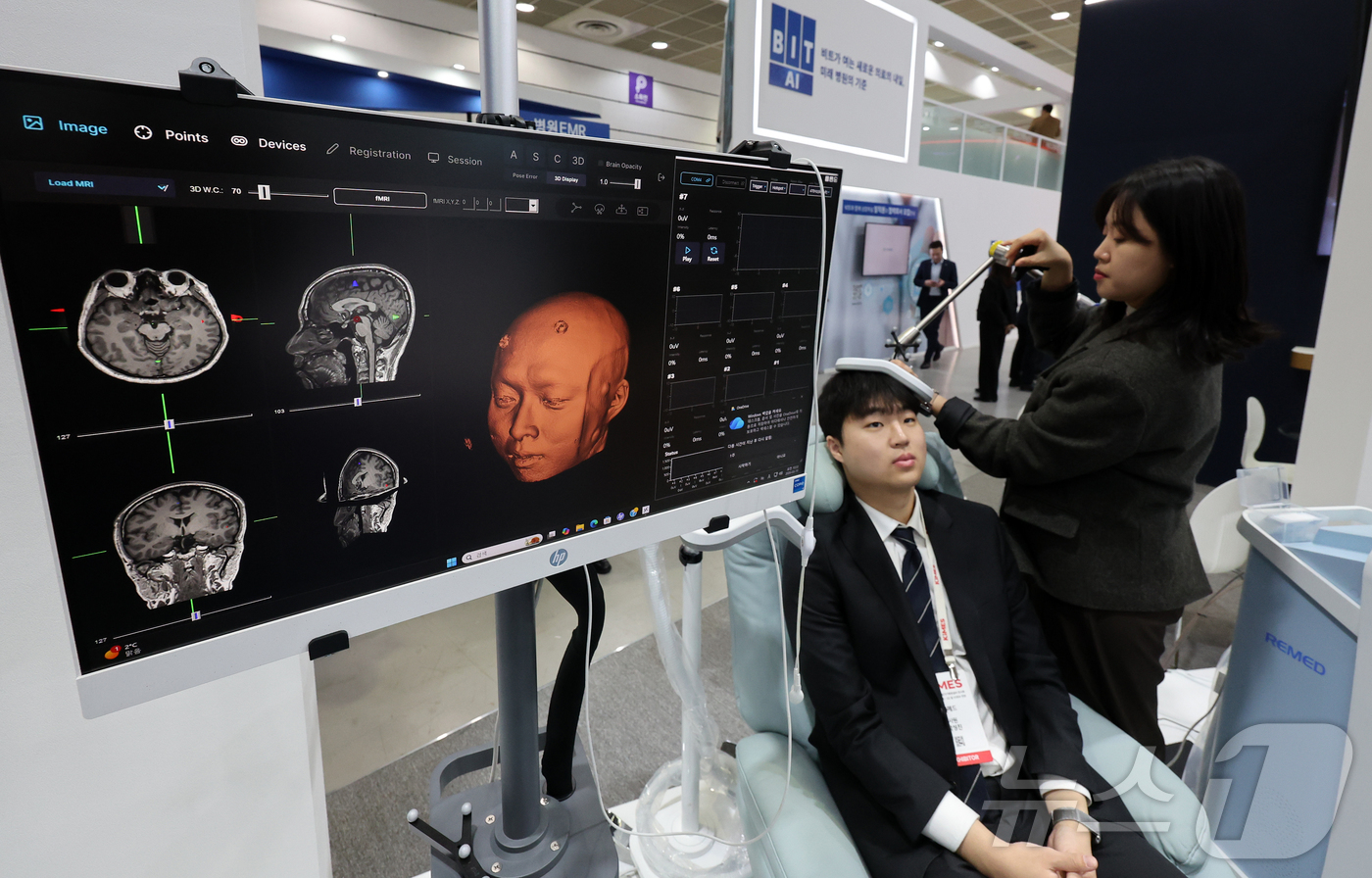 (서울=뉴스1) 김진환 기자 = 19일 서울 강남구 코엑스에서 열린 제41회 국제의료기기·병원설비 전시회(KIMES 2026)에서 브레인 아이즈 뇌 치료기를 시연하고 있다.KIME …