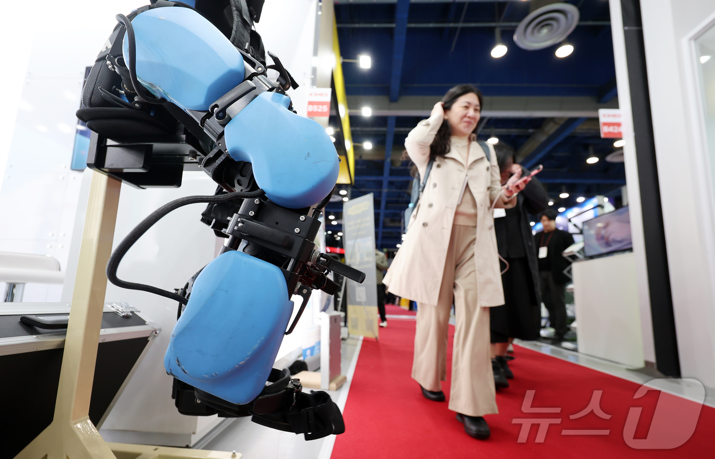 (서울=뉴스1) 김진환 기자 = 19일 서울 강남구 코엑스에서 열린 제41회 국제의료기기·병원설비 전시회(KIMES 2026)를 찾은 관람객들이 의료기기를 둘러보고 있다.KIMES …