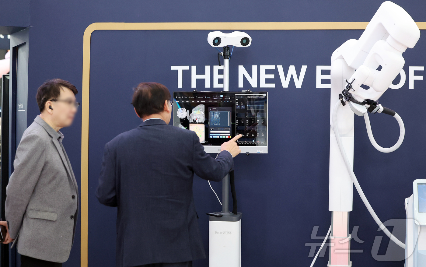 (서울=뉴스1) 김진환 기자 = 19일 서울 강남구 코엑스에서 열린 제41회 국제의료기기·병원설비 전시회(KIMES 2026)를 찾은 관람객들이 의료기기 체험을 하고 있다.KIME …