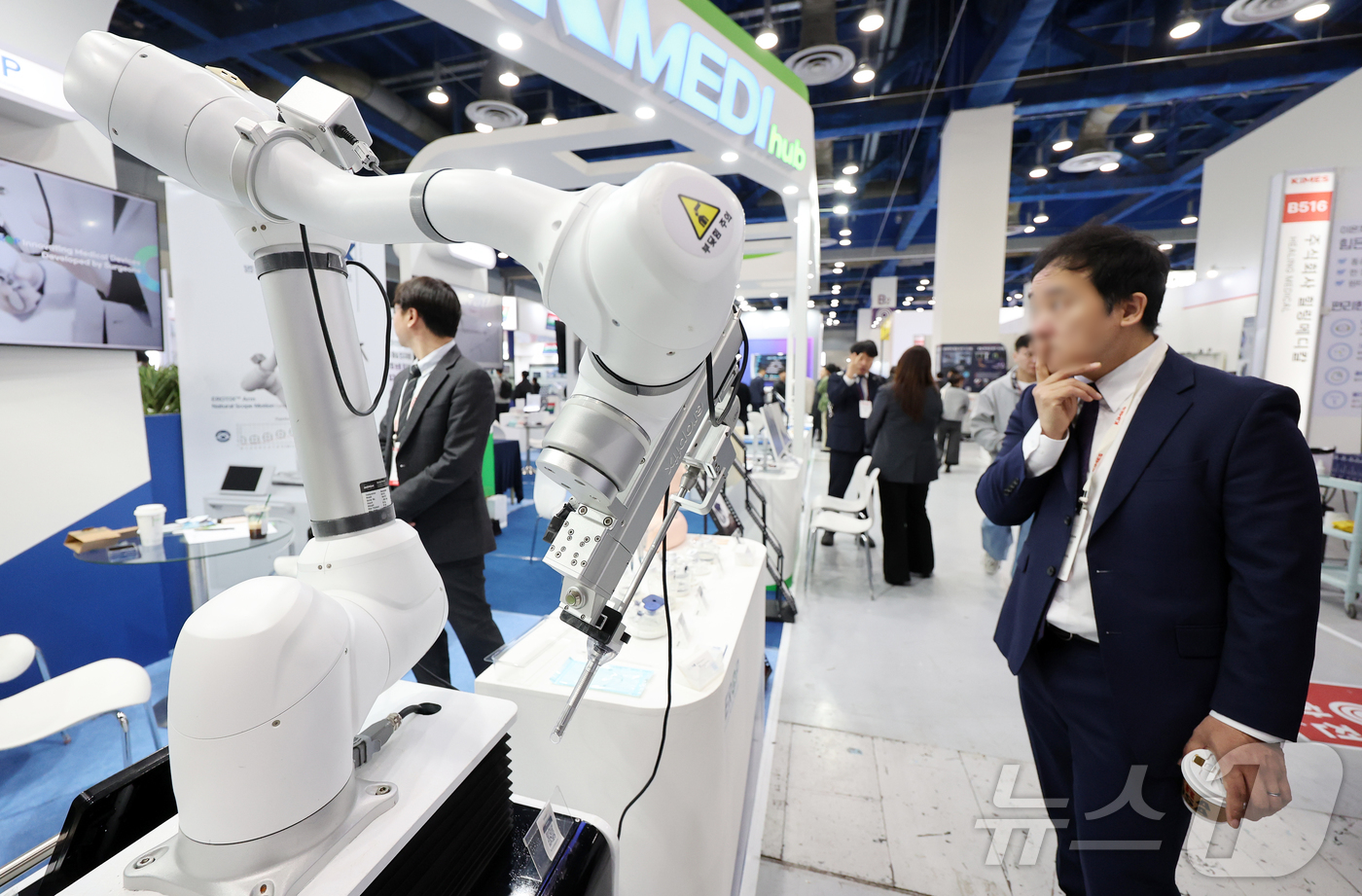 (서울=뉴스1) 김진환 기자 = 19일 서울 강남구 코엑스에서 열린 제41회 국제의료기기·병원설비 전시회(KIMES 2026)를 찾은 관람객들이 의료기기를 둘러보고 있다.KIMES …