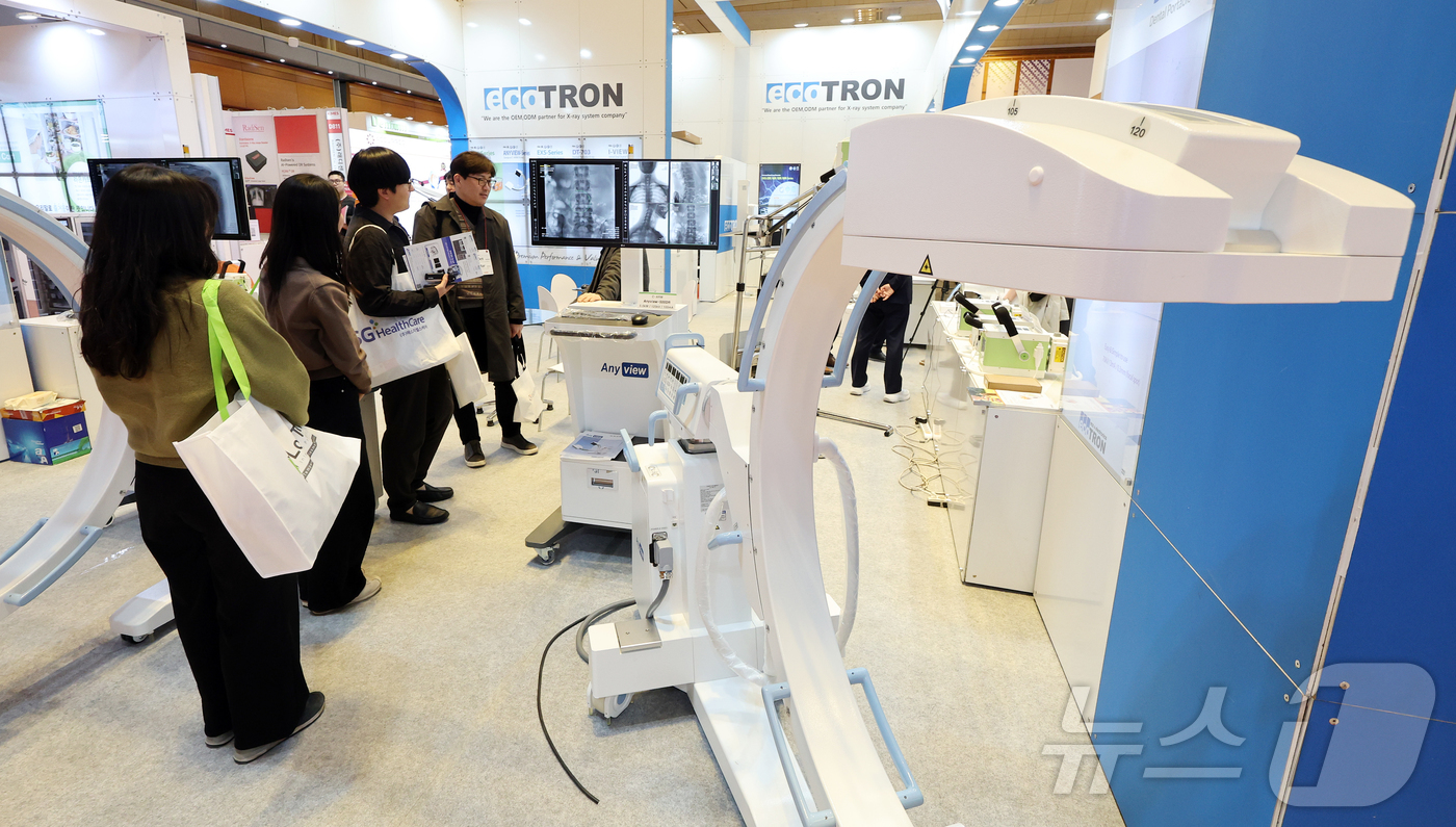 (서울=뉴스1) 김진환 기자 = 19일 서울 강남구 코엑스에서 열린 제41회 국제의료기기·병원설비 전시회(KIMES 2026)를 찾은 관람객들이 의료기기를 둘러보고 있다.KIMES …