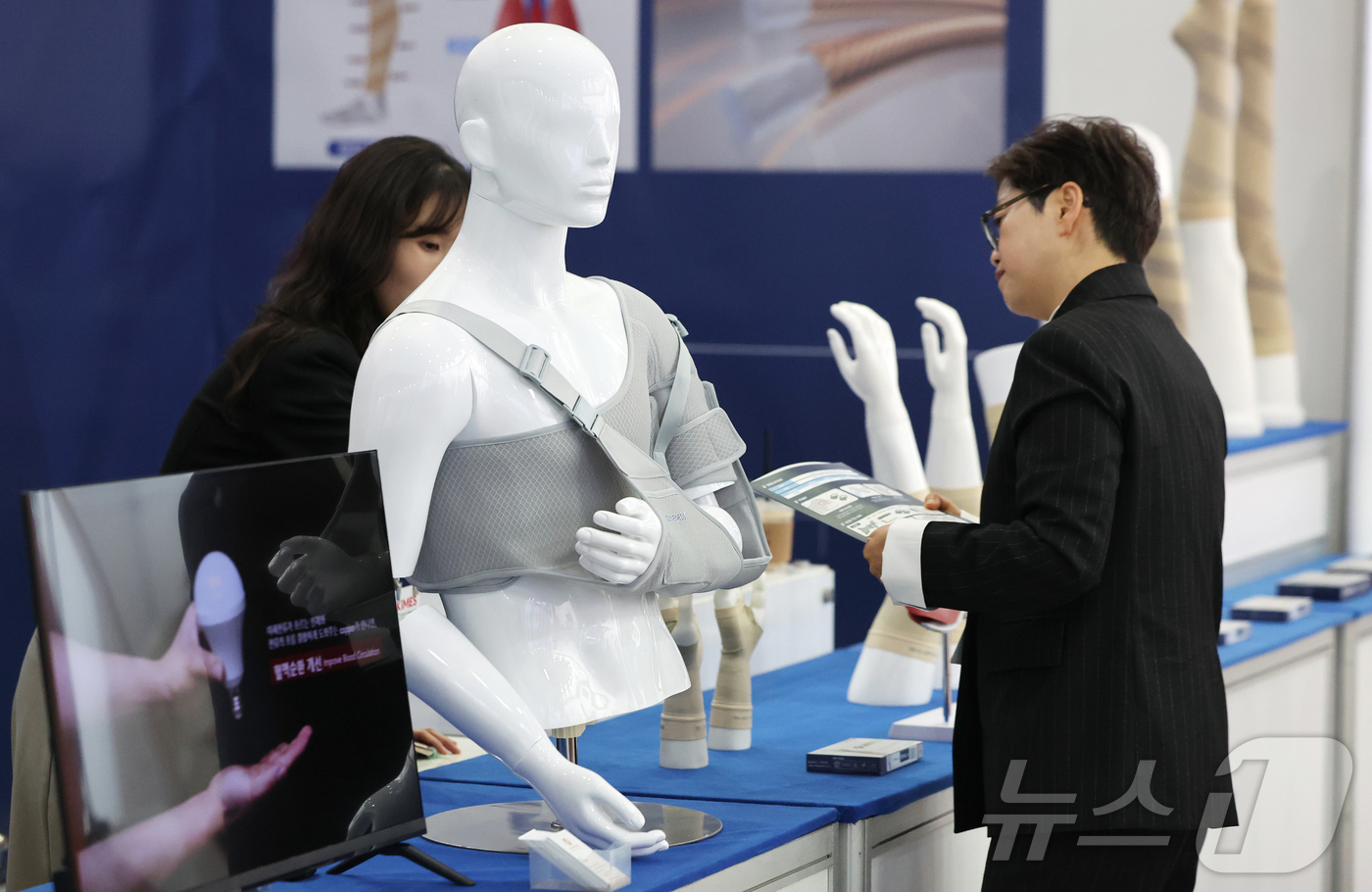 (서울=뉴스1) 김진환 기자 = 19일 서울 강남구 코엑스에서 열린 제41회 국제의료기기·병원설비 전시회(KIMES 2026)를 찾은 관람객들이 다양한 의료기기를 둘러보고 있다.K …