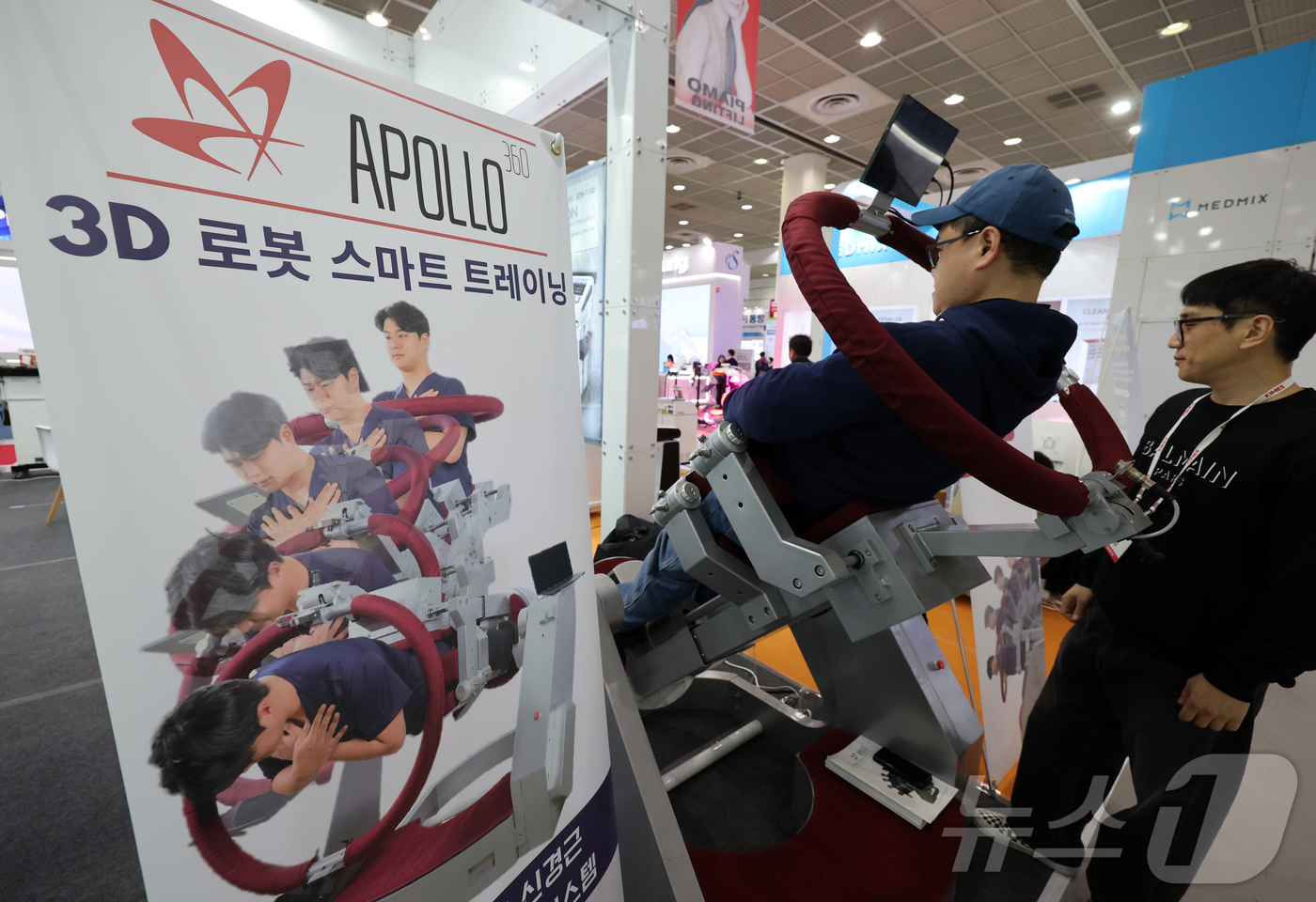 (서울=뉴스1) 김진환 기자 = 19일 서울 강남구 코엑스에서 열린 제41회 국제의료기기·병원설비 전시회(KIMES 2026)를 찾은 관람객이 의료기기 체험을 하고 있다.KIMES …