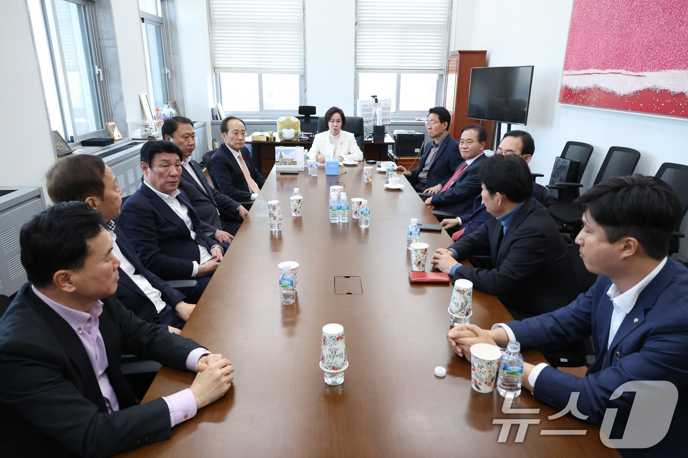 (서울=뉴스1) 신웅수 기자 = 여인선 의원을 비롯한 국민의힘 대구시 지역구 의원들이 19일 서울 여의도 국회에서 6.3 지방선거와 관련해 회동하고 있다. 2026.3.19/뉴스1 …