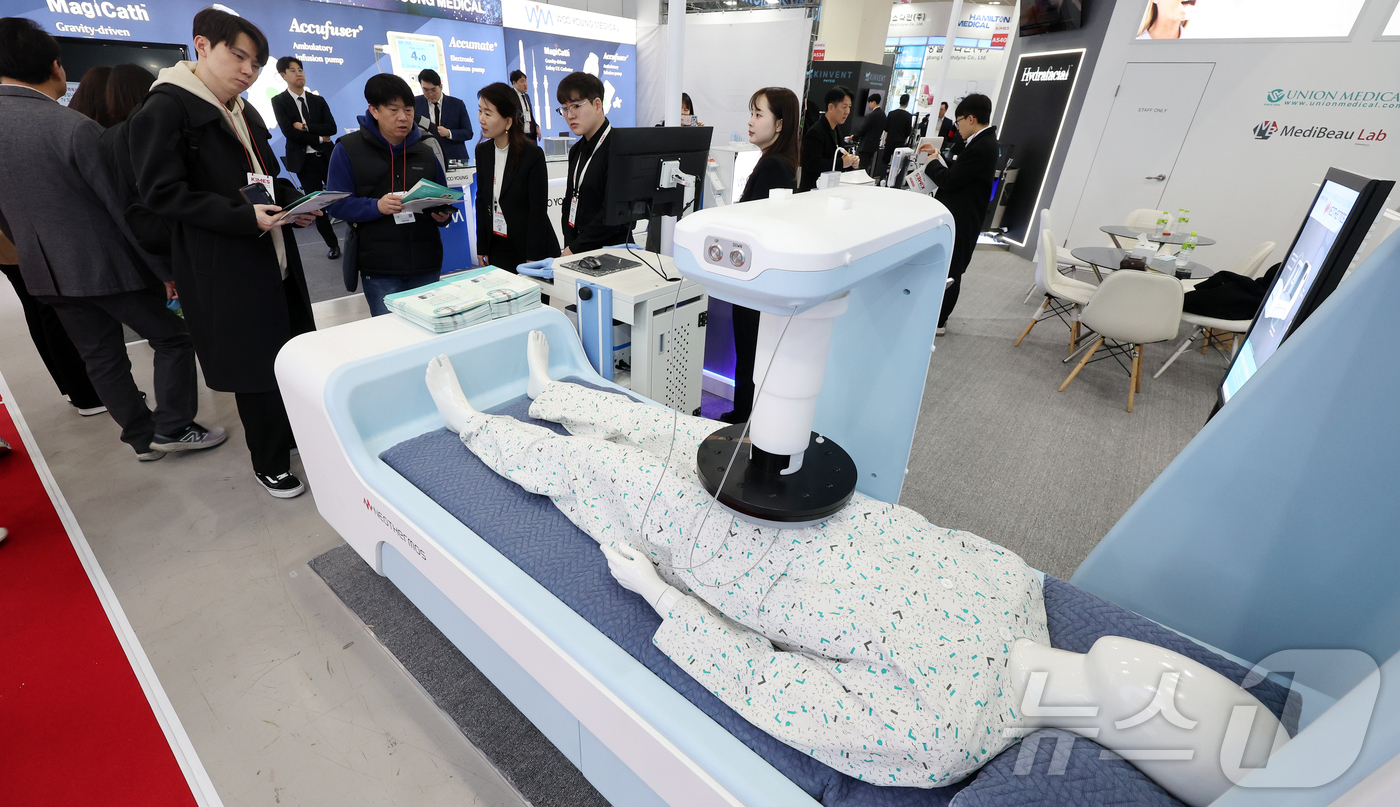 (서울=뉴스1) 김진환 기자 = 19일 서울 강남구 코엑스에서 열린 제41회 국제의료기기·병원설비 전시회(KIMES 2026)를 찾은 관람객들이 의료기기를 둘러보고 있다.KIMES …