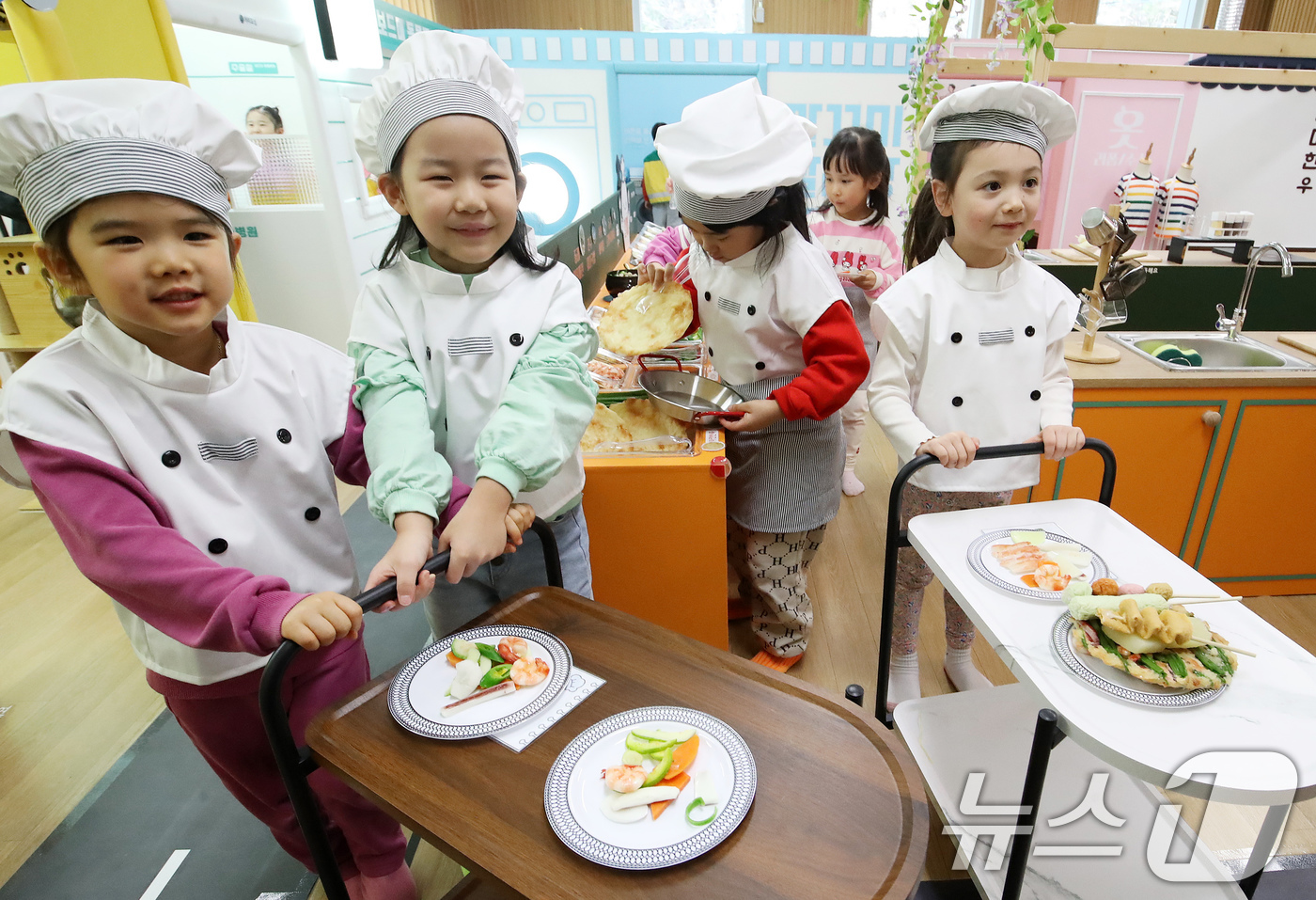 (부산=뉴스1) 윤일지 기자 = 19일 부산 기장군 부산유아놀이체험센터 기획놀이실 꿈놀이방 '철마꼬마요리사' 체험 공간에서 마리나유치원 원생들이 부산 대표 식재료를 활용한 요리 체 …