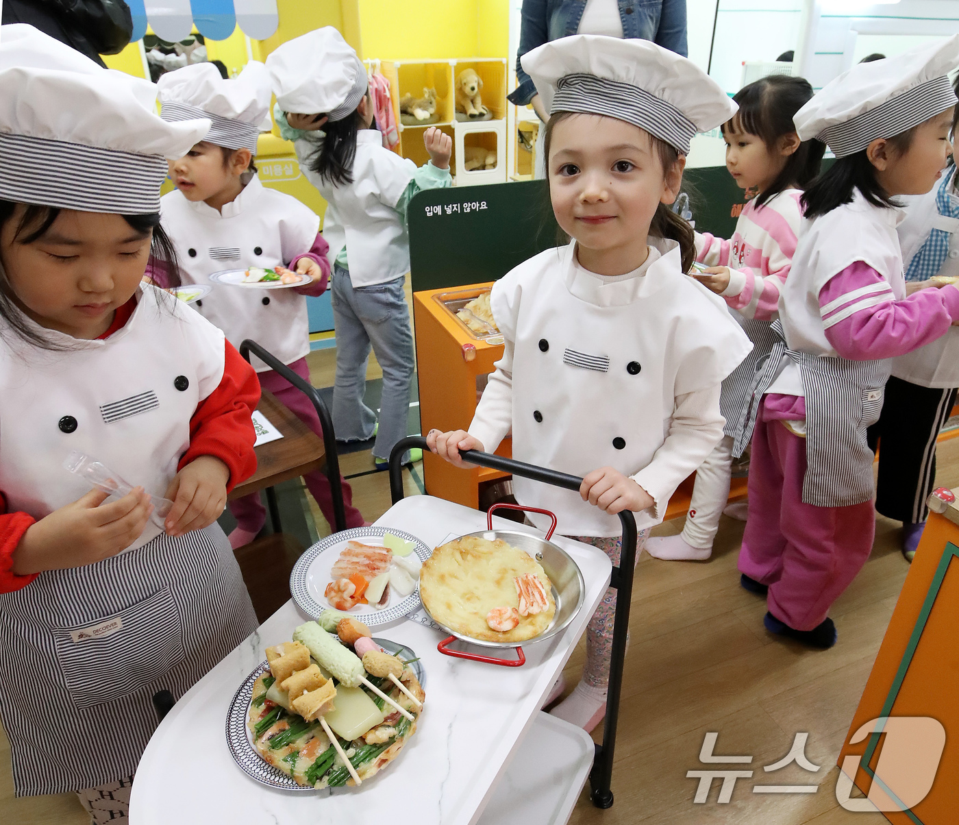 (부산=뉴스1) 윤일지 기자 = 19일 부산 기장군 부산유아놀이체험센터 기획놀이실 꿈놀이방 '철마꼬마요리사' 체험 공간에서 마리나유치원 원생들이 부산 대표 식재료를 활용한 요리 체 …