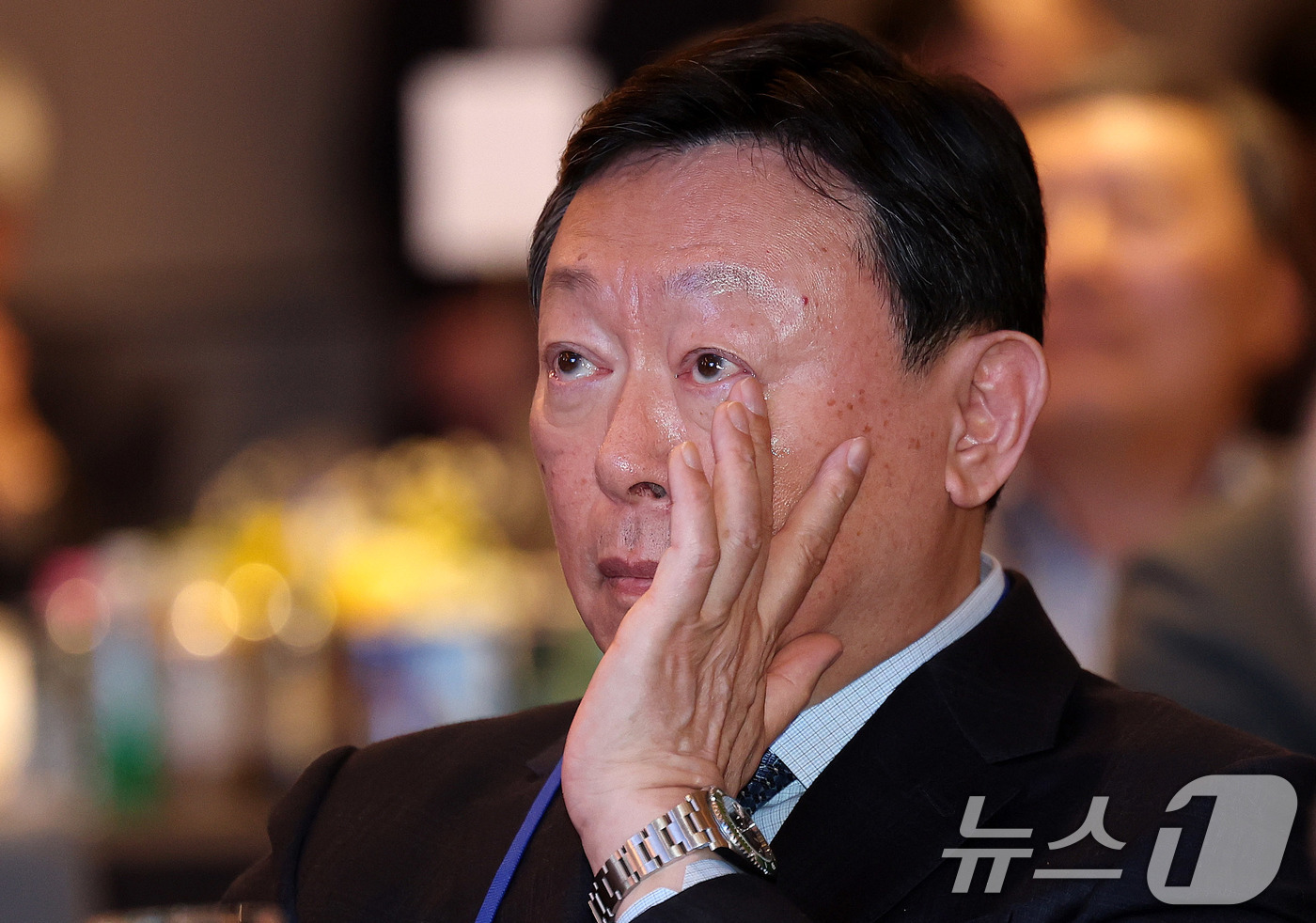 (서울=뉴스1) 박지혜 기자 = 신동빈 롯데그룹 회장이 19일 서울 송파구 시그니엘 서울에서 열린 스키·스노보드 국가대표 격려행사에서 특별 영상을 지켜보던 중 벅차오르는 감동에 눈 …