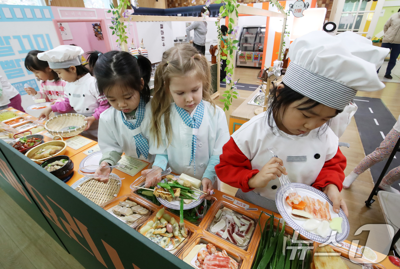 (부산=뉴스1) 윤일지 기자 = 19일 부산 기장군 부산유아놀이체험센터 기획놀이실 꿈놀이방 '철마꼬마요리사' 체험 공간에서 마리나유치원 원생들이 부산 대표 식재료를 활용한 요리 체 …