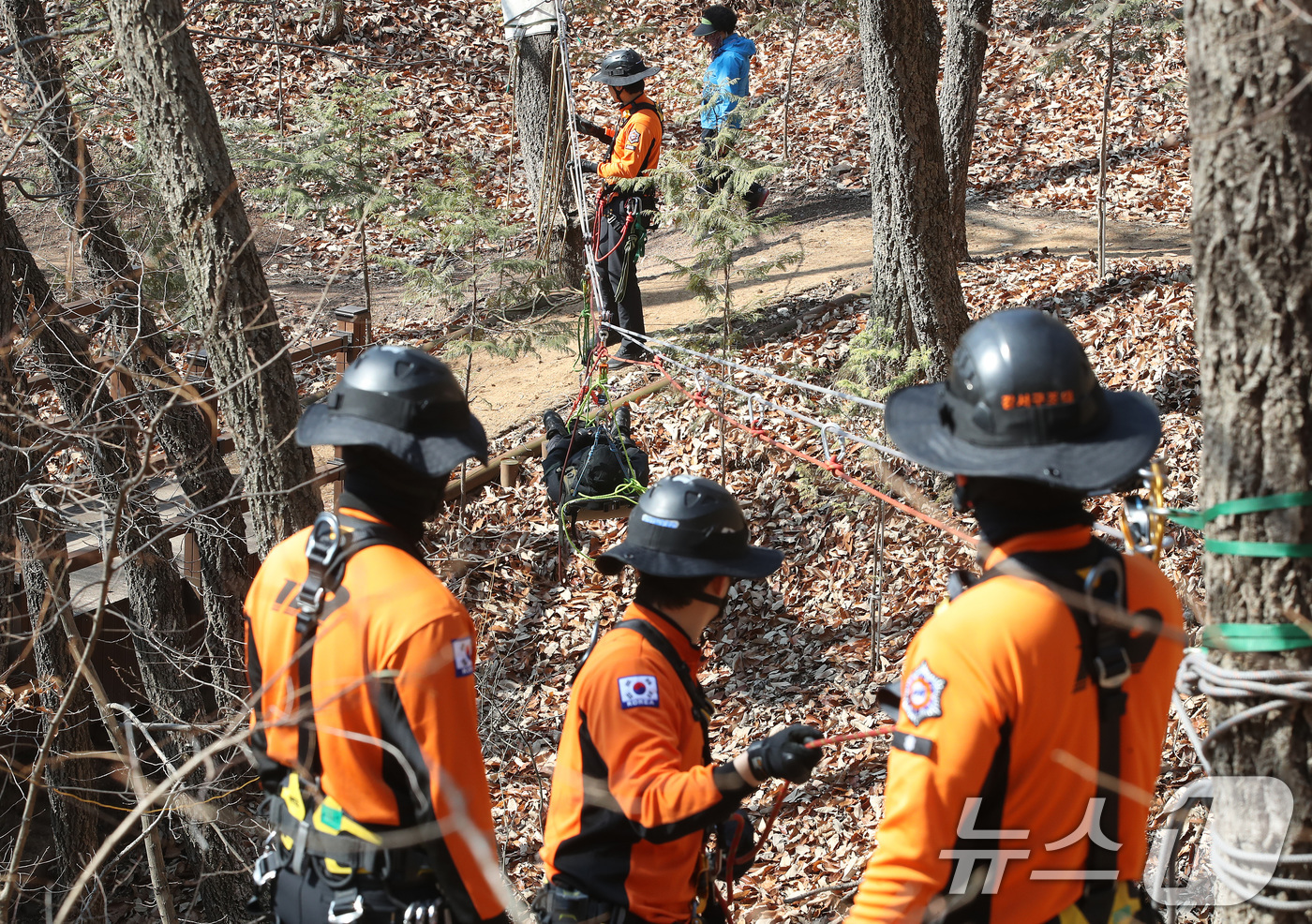 (대구=뉴스1) 공정식 기자 = 춘분(春分)을 하루 앞둔 19일 오전 대구강서소방서 119구조대원들이 달서구 와룡산에서 열린 '봄철 산악사고 대비 특별구조훈련'에서 추락한 부상자를 …