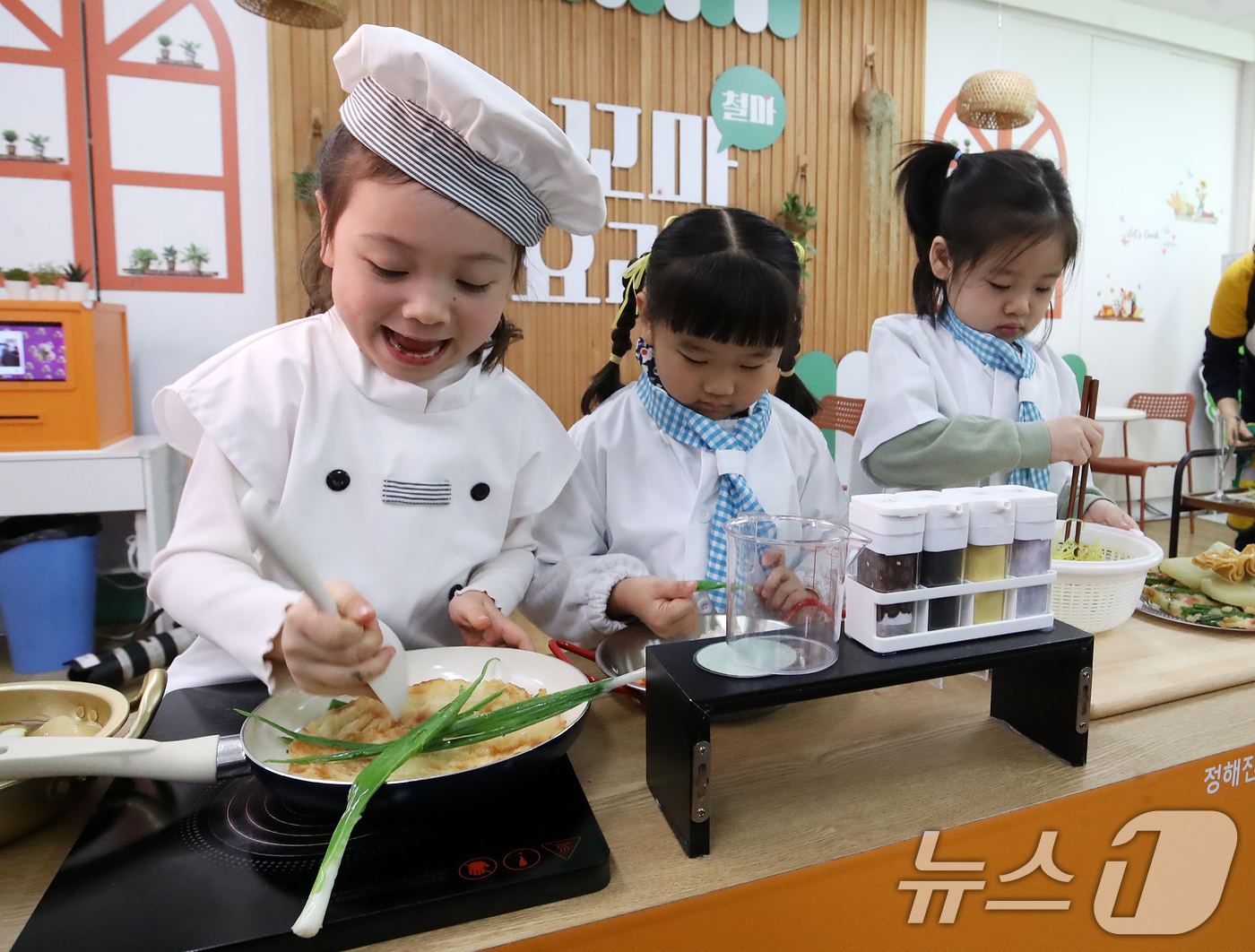 (부산=뉴스1) 윤일지 기자 = 19일 부산 기장군 부산유아놀이체험센터 기획놀이실 꿈놀이방 '철마꼬마요리사' 체험 공간에서 마리나유치원 원생들이 부산 대표 식재료를 활용한 요리 체 …