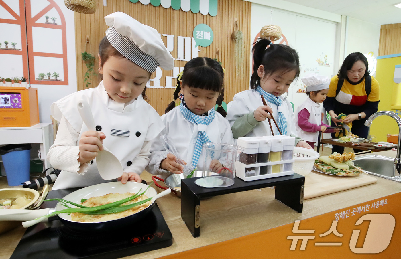 (부산=뉴스1) 윤일지 기자 = 19일 부산 기장군 부산유아놀이체험센터 기획놀이실 꿈놀이방 '철마꼬마요리사' 체험 공간에서 마리나유치원 원생들이 부산 대표 식재료를 활용한 요리 체 …
