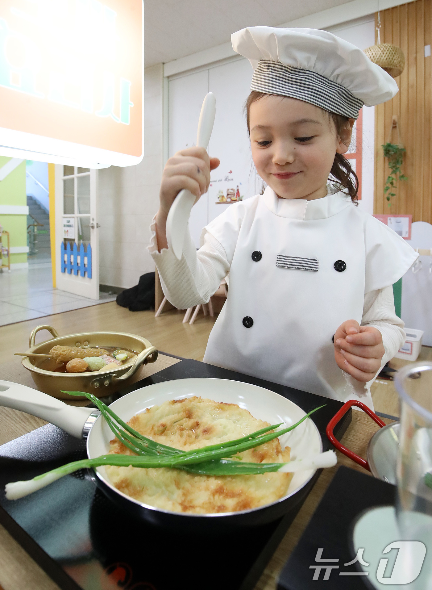 (부산=뉴스1) 윤일지 기자 = 19일 부산 기장군 부산유아놀이체험센터 기획놀이실 꿈놀이방 '철마꼬마요리사' 체험 공간에서 마리나유치원 원생들이 부산 대표 식재료를 활용한 요리 체 …