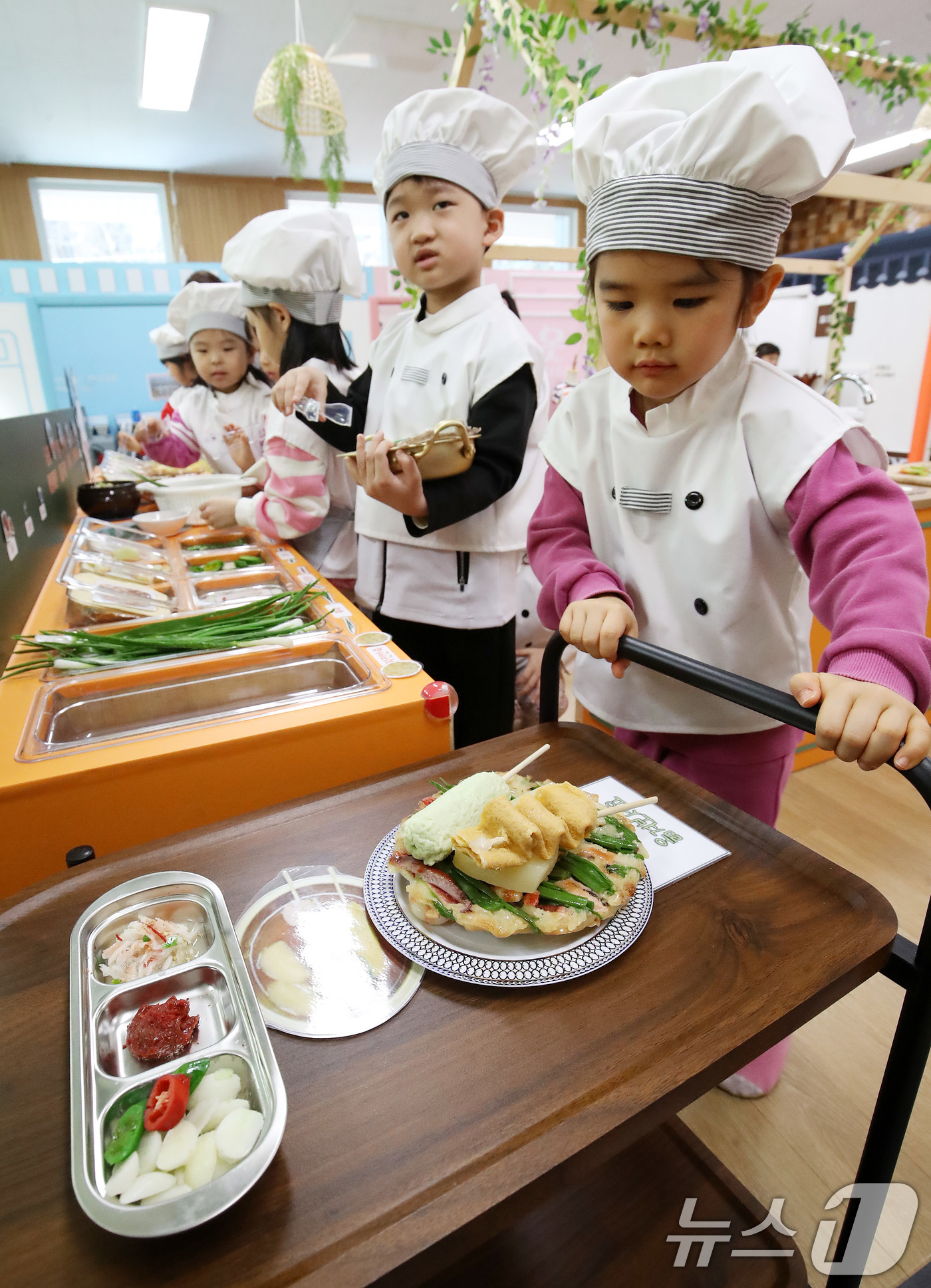 (부산=뉴스1) 윤일지 기자 = 19일 부산 기장군 부산유아놀이체험센터 기획놀이실 꿈놀이방 '철마꼬마요리사' 체험 공간에서 마리나유치원 원생들이 부산 대표 식재료를 활용한 요리 체 …