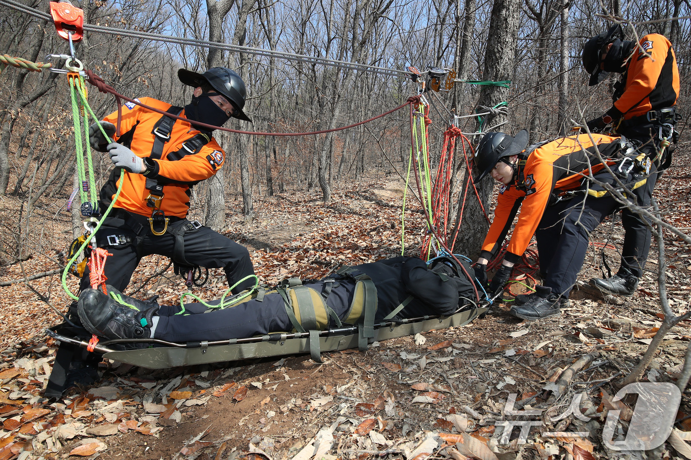 (대구=뉴스1) 공정식 기자 = 춘분(春分)을 하루 앞둔 19일 오전 대구강서소방서 119구조대원들이 달서구 와룡산에서 열린 '봄철 산악사고 대비 특별구조훈련'에서 추락한 부상자를 …