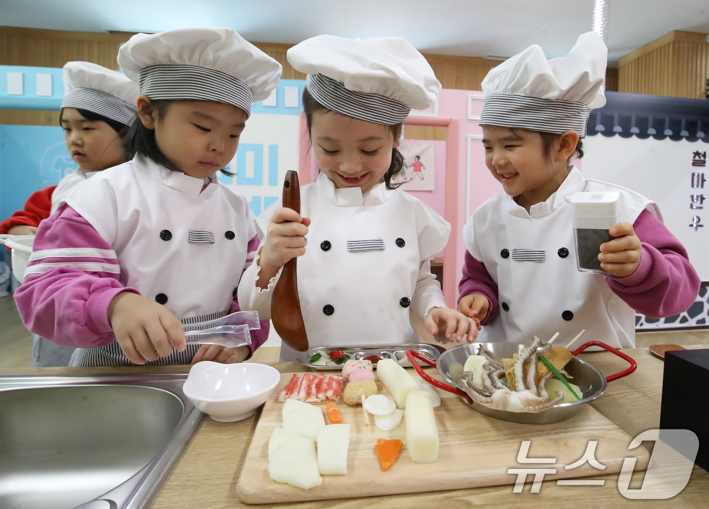 (부산=뉴스1) 윤일지 기자 = 19일 부산 기장군 부산유아놀이체험센터 기획놀이실 꿈놀이방 '철마꼬마요리사' 체험 공간에서 마리나유치원 원생들이 부산 대표 식재료를 활용한 요리 체 …