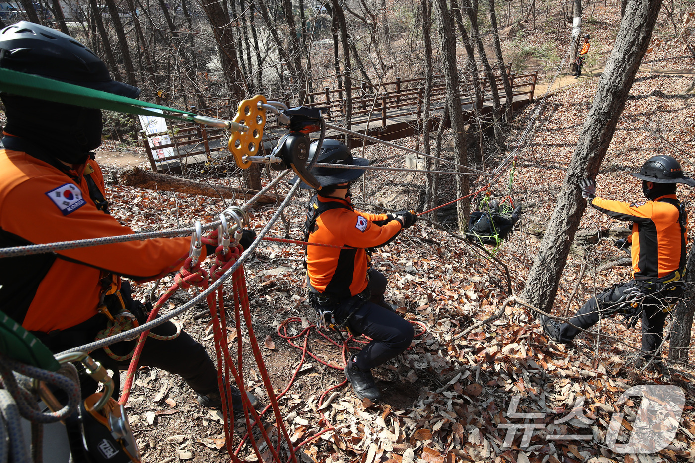 (대구=뉴스1) 공정식 기자 = 춘분(春分)을 하루 앞둔 19일 오전 대구강서소방서 119구조대원들이 달서구 와룡산에서 열린 '봄철 산악사고 대비 특별구조훈련'에서 추락한 부상자를 …