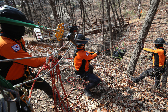 "산악사고 부상자를 신속히 구조하라"