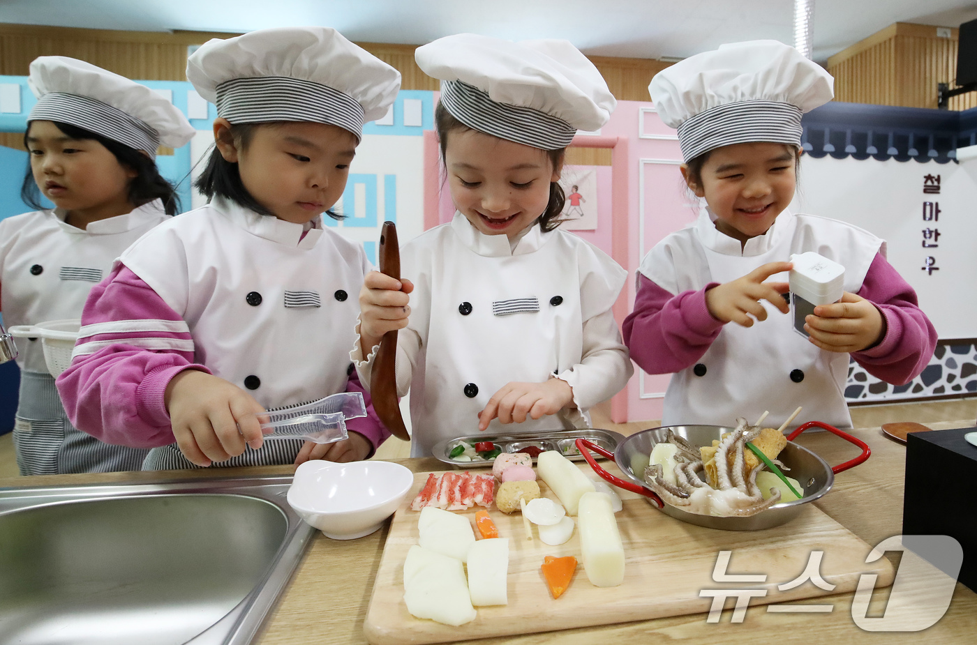 (부산=뉴스1) 윤일지 기자 = 19일 부산 기장군 부산유아놀이체험센터 기획놀이실 꿈놀이방 '철마꼬마요리사' 체험 공간에서 마리나유치원 원생들이 부산 대표 식재료를 활용한 요리 체 …