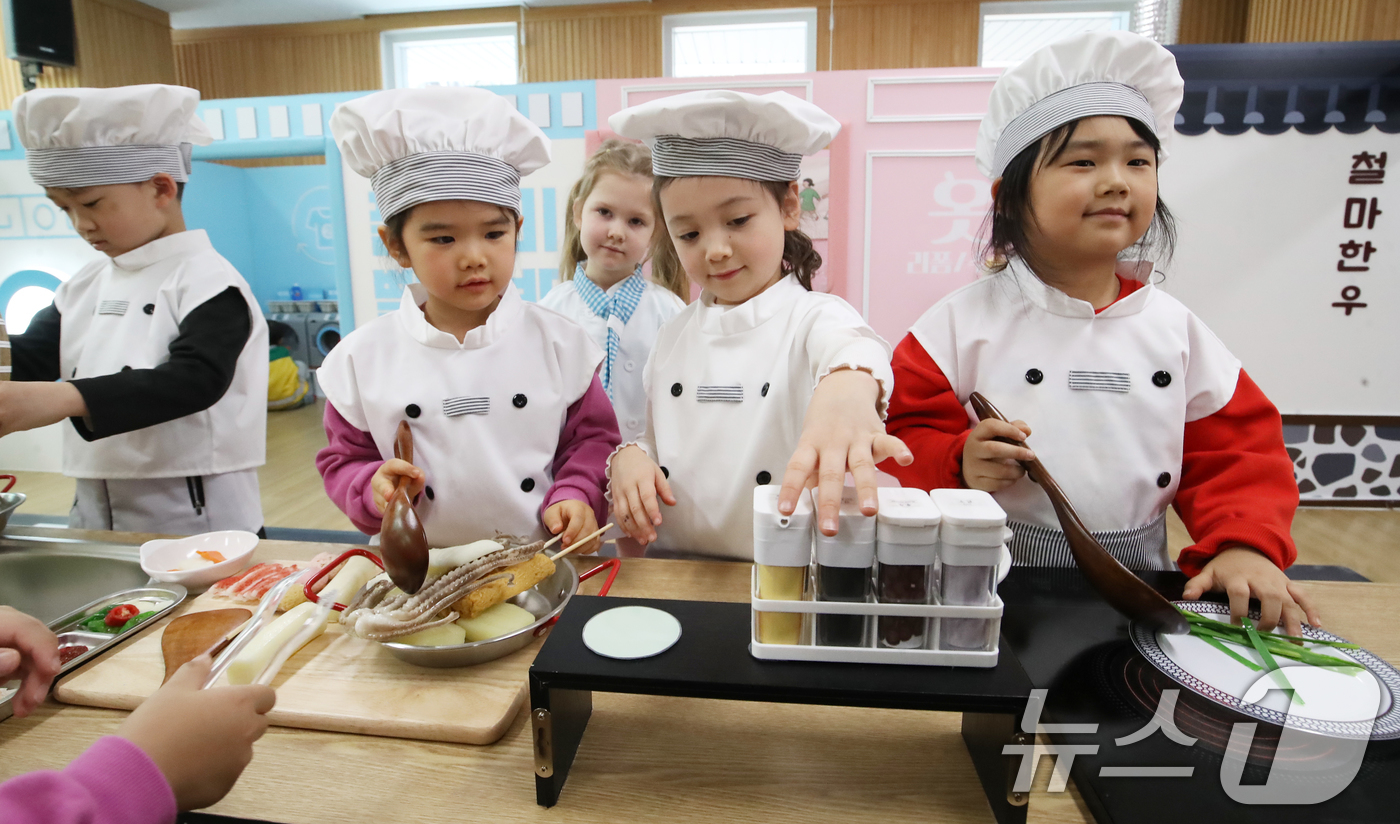 (부산=뉴스1) 윤일지 기자 = 19일 부산 기장군 부산유아놀이체험센터 기획놀이실 꿈놀이방 '철마꼬마요리사' 체험 공간에서 마리나유치원 원생들이 부산 대표 식재료를 활용한 요리 체 …