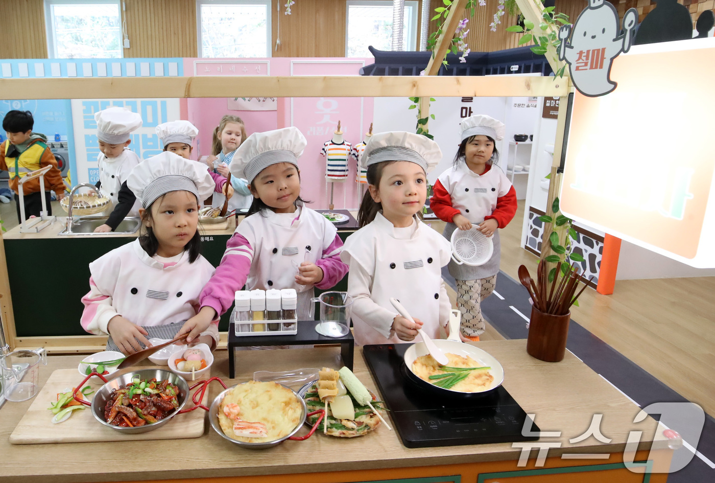(부산=뉴스1) 윤일지 기자 = 19일 부산 기장군 부산유아놀이체험센터 기획놀이실 꿈놀이방 '철마꼬마요리사' 체험 공간에서 마리나유치원 원생들이 부산 대표 식재료를 활용한 요리 체 …