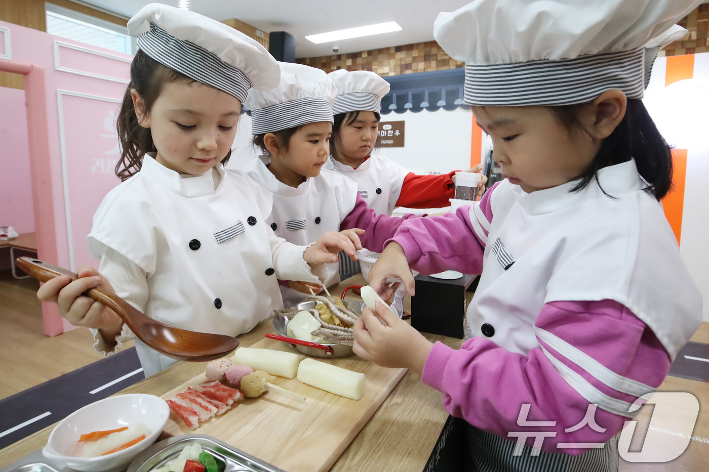 (부산=뉴스1) 윤일지 기자 = 19일 부산 기장군 부산유아놀이체험센터 기획놀이실 꿈놀이방 '철마꼬마요리사' 체험 공간에서 마리나유치원 원생들이 부산 대표 식재료를 활용한 요리 체 …