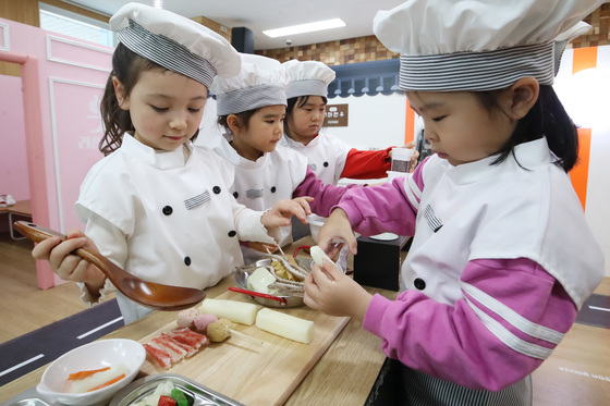 요리 체험 '진지하게'