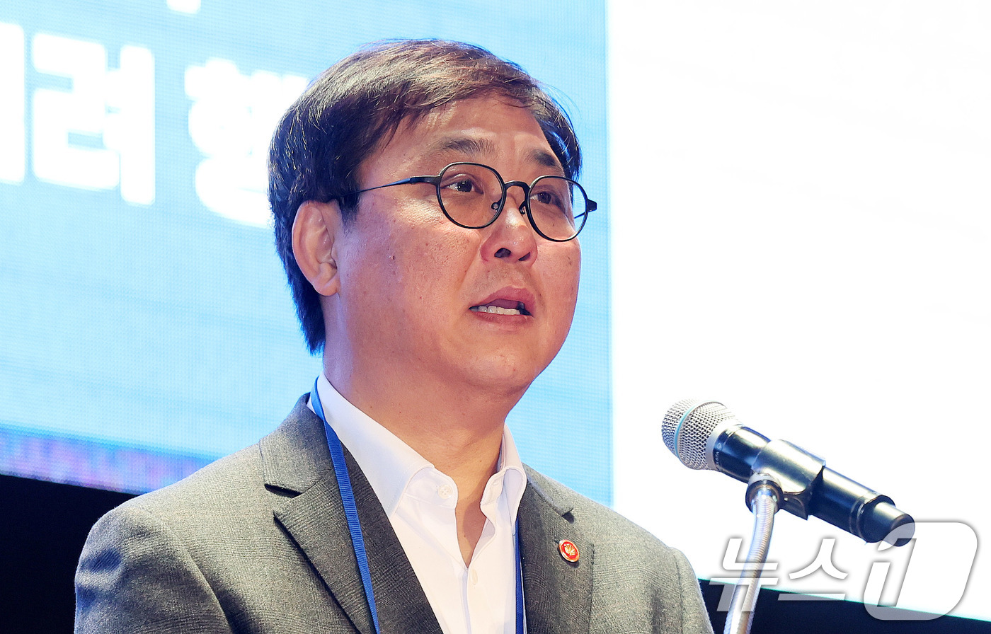 (서울=뉴스1) 박지혜 기자 = 최휘영 문화체육관광부 장관이 19일 서울 송파구 시그니엘 서울에서 열린 스키·스노보드 국가대표 격려행사에서 축사를 하고 있다. 2026.3.19/뉴 …