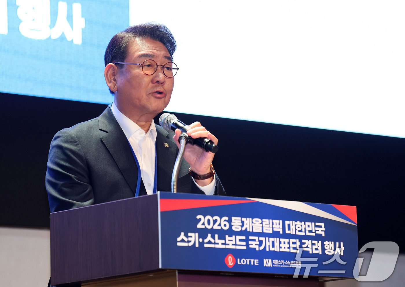 (서울=뉴스1) 박지혜 기자 = 김교흥 국회 문화체육관광위원장이 19일 서울 송파구 시그니엘 서울에서 열린 스키·스노보드 국가대표 격려행사에서 축사를 하고 있다. 2026.3.19 …