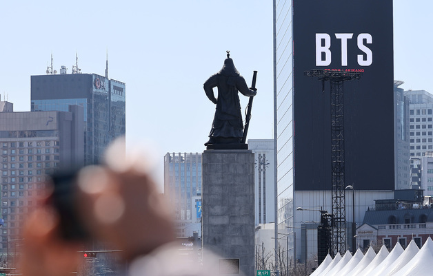 "상무님도 BTS 보러 오셨어요? 아니 비상근무중"…공연 안전 총력전