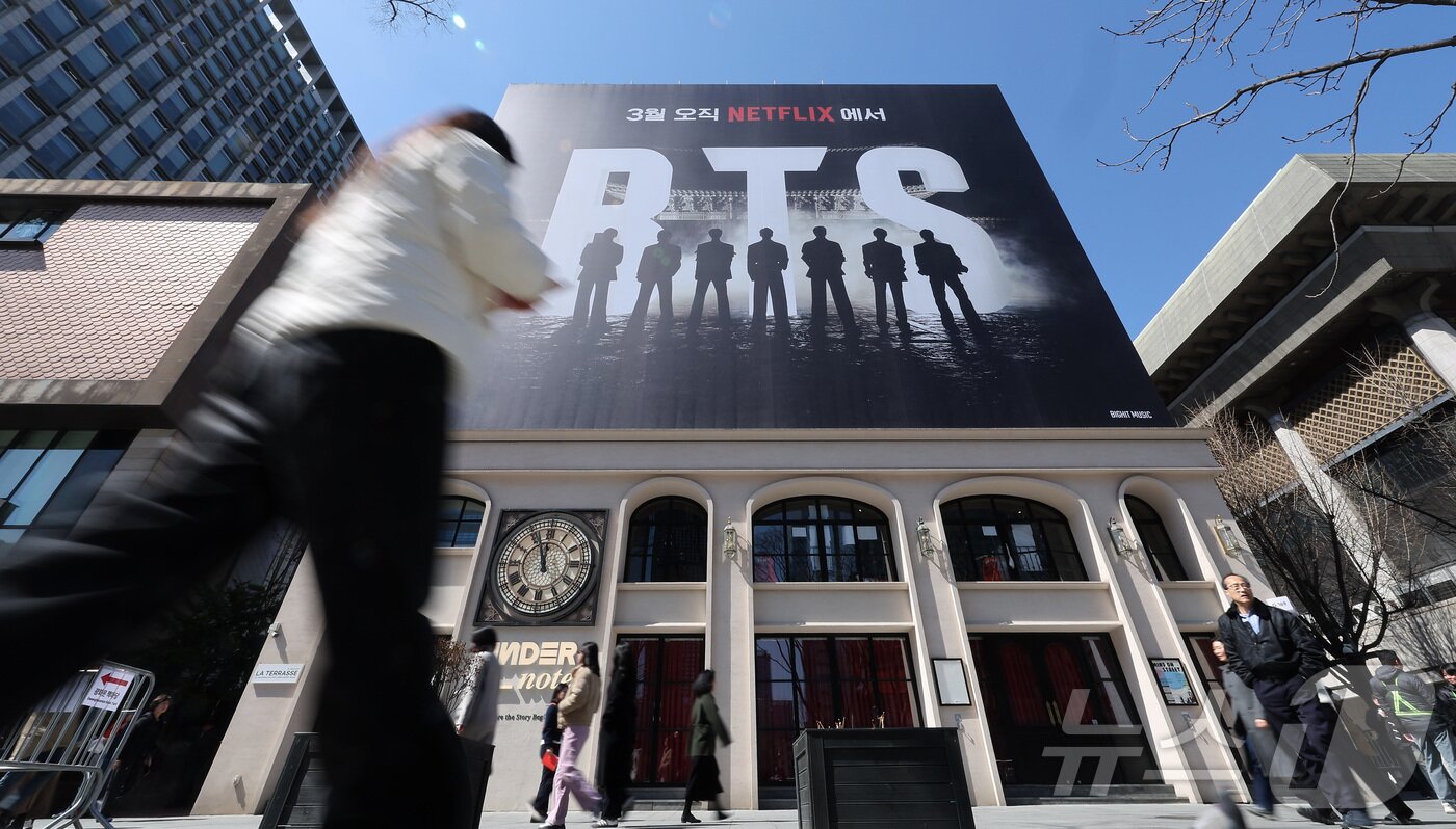 본문 이미지 - 방탄소년단(BTS)의 서울 광화문광장 컴백 공연이 이틀 앞으로 다가온 19일 서울 종로구 광화문광장 한 건물 외벽에 BTS 컴백 공연 광고물이 게시돼 있다. 2026.3.19 ⓒ 뉴스1 김성진 기자