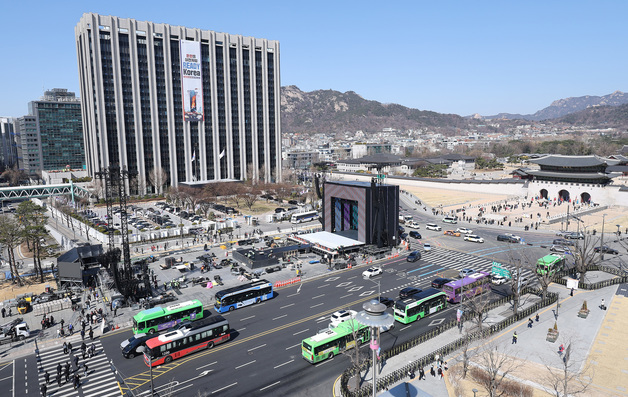 방탄소년단 컴백 공연 준비 중인 광화문광장