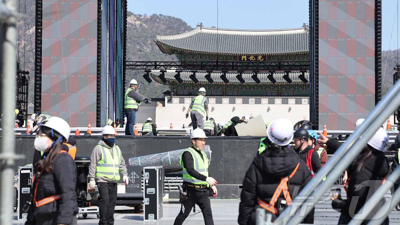본문 이미지 - 방탄소년단(BTS)의 서울 광화문광장 컴백 공연이 이틀 앞으로 다가온 19일 서울 종로구 광화문광장에서 무대 준비가 진행되고 있다. 2026.3.19 ⓒ 뉴스1 김성진 기자